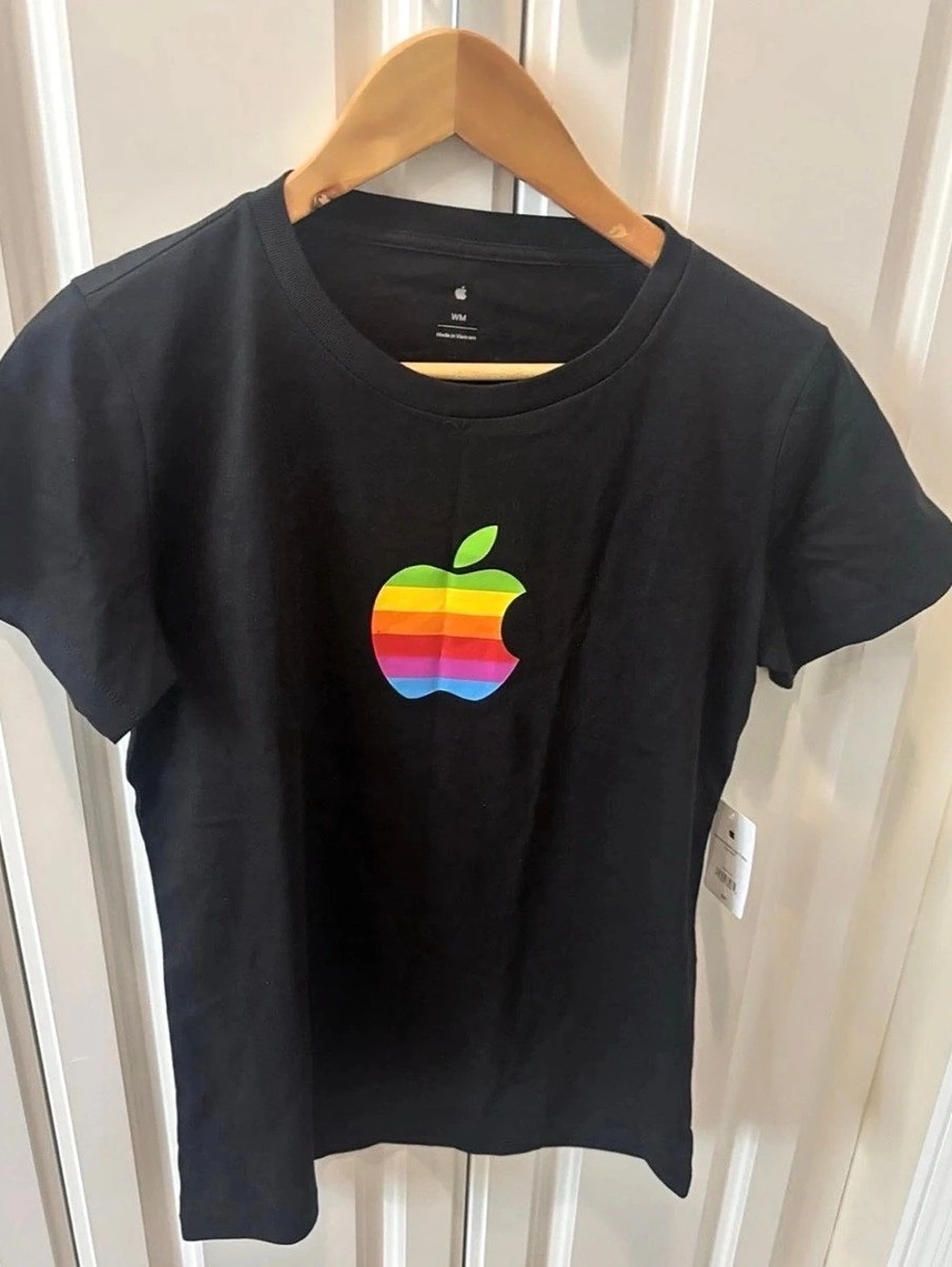 NWT Apple Park Visitor Center Rainbow Logo T-Shirt Logo Short Sleeve Tee